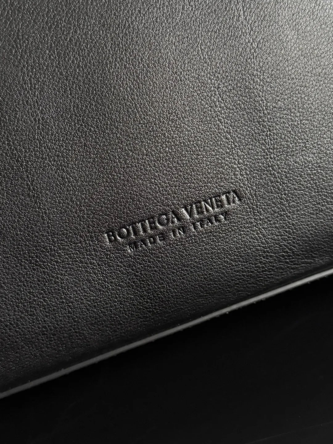 Batch 3160 BottegaVeneta Latest Ciao Ciao Bag Silky cowhide two-way flap handbag with signature twist detail, hidden hook closure, flap can be fastened to the front or attached to the INTRECCIATO woven internal pocket, comes with an adjustable and removable crossbody strap, internal compartment, and also features a zippered pocket. The surprise flap has various shapes. Style 1 - Cover the bag surface, exposing the knot and knot decoration. Style 2 - Place the flap inside the bag. A buckle is also designed. Style 3 - The U-shaped position of the top handle in the hand bag. Style No.: 826195 Size: 42*32*15cm